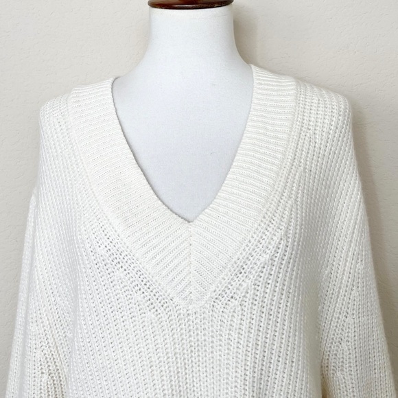 Athleta Shasta V-Neck Sweater Wool Blend
Chunky Ribbed Hi Low Hem Dove Cream - Picture 4 of 14